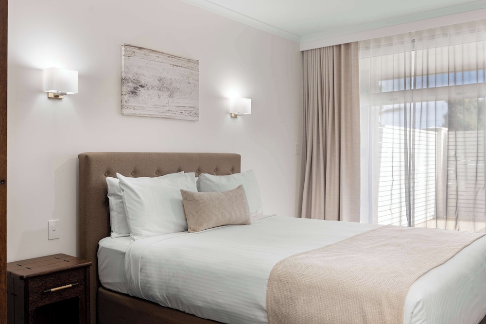 Deluxe Room, 1 Queen Bed, Garden View - Photo 7