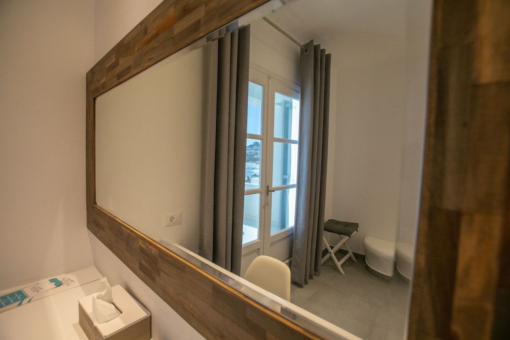 Deluxe Room, 1 Queen Bed, Balcony, Sea View - Photo 11