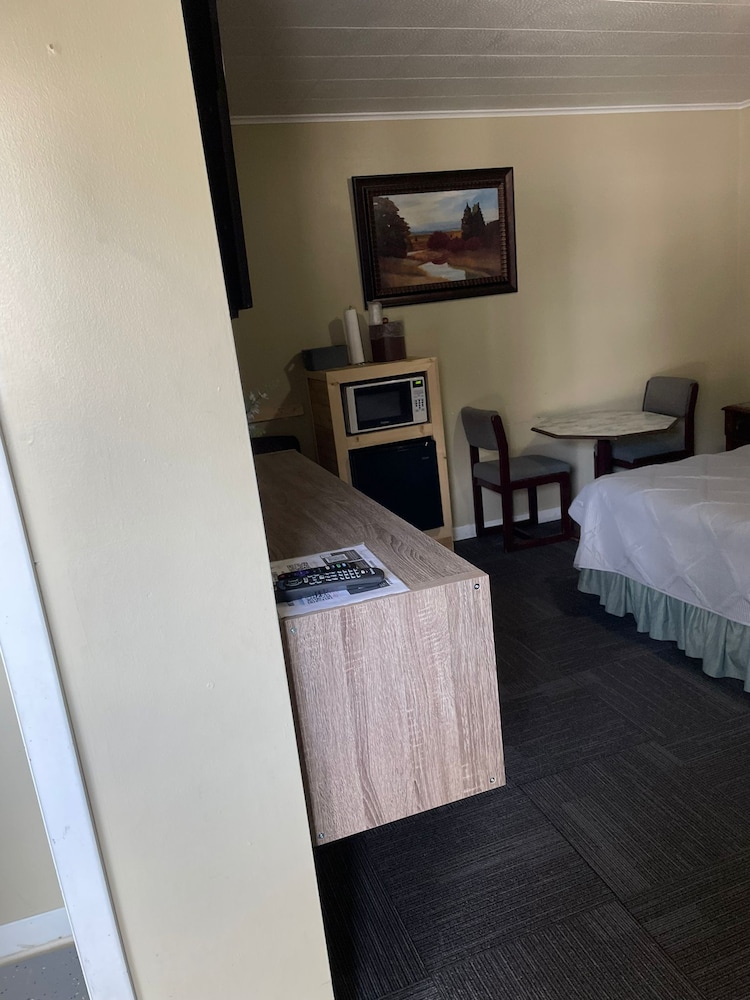 Economy Room, 1 King Bed, Non Smoking photo 2
