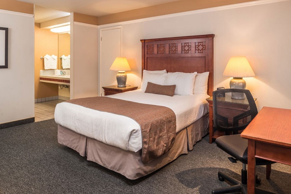 Standard Room, 1 Queen Bed - Photo 1