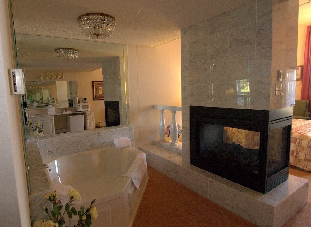 Standard Studio Suite, 1 King Bed, Jetted Tub, photo 6