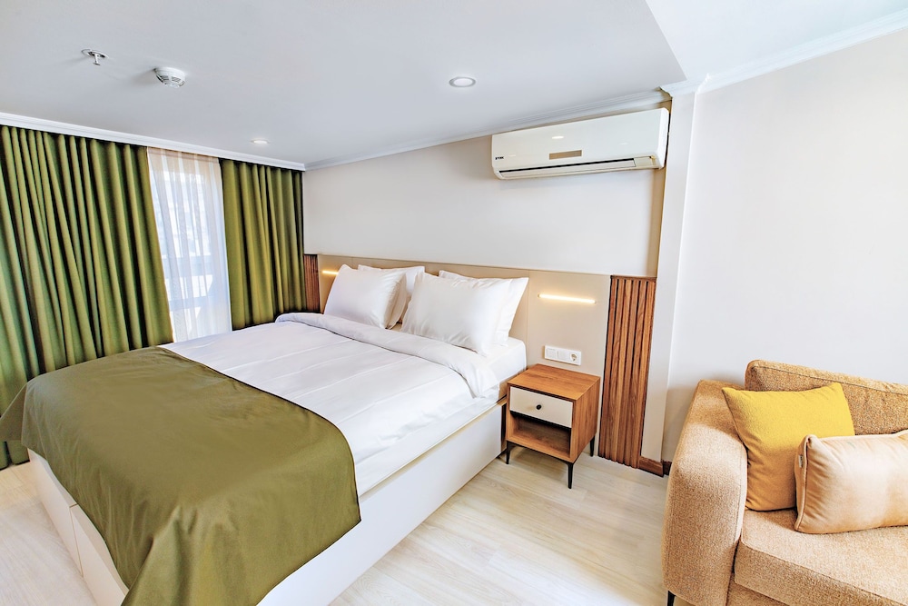 Family Quadruple Room, Balcony, City View photo 2