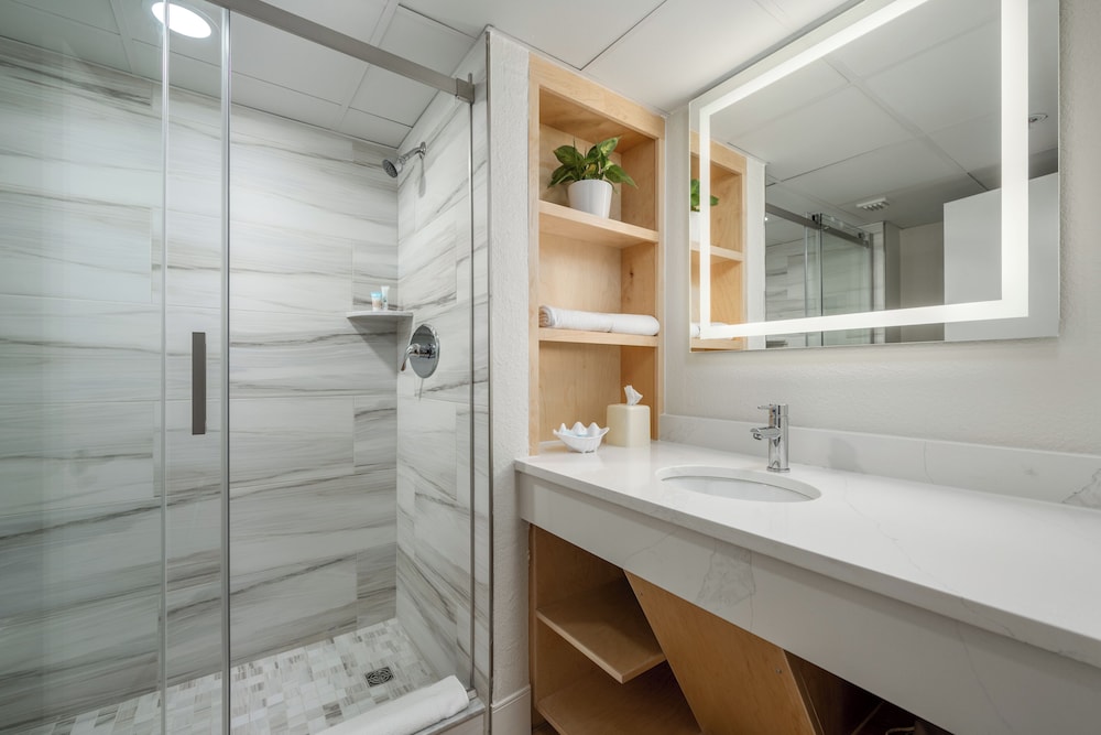 Suite, 1 King Bed, Pool View - Photo 5