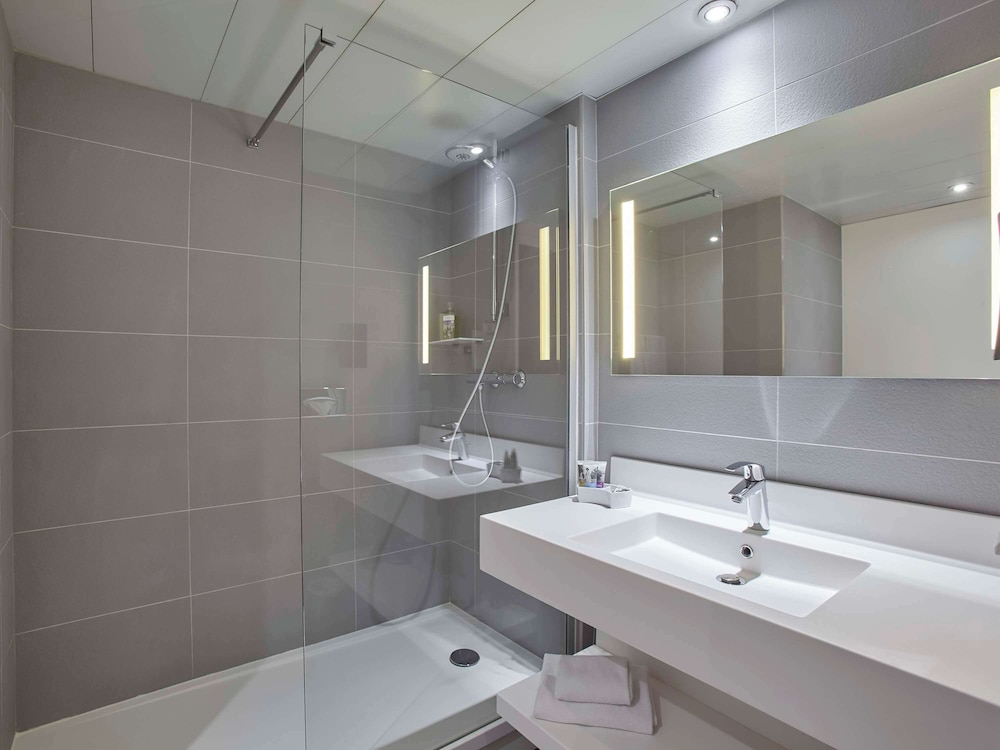 Suite with 1 double bed and twin beds - Photo 9