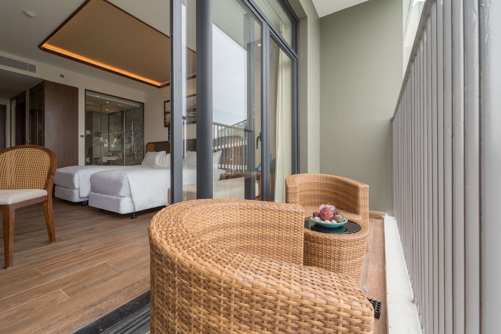 Premier Room, 1 King Bed, Balcony, Sea View