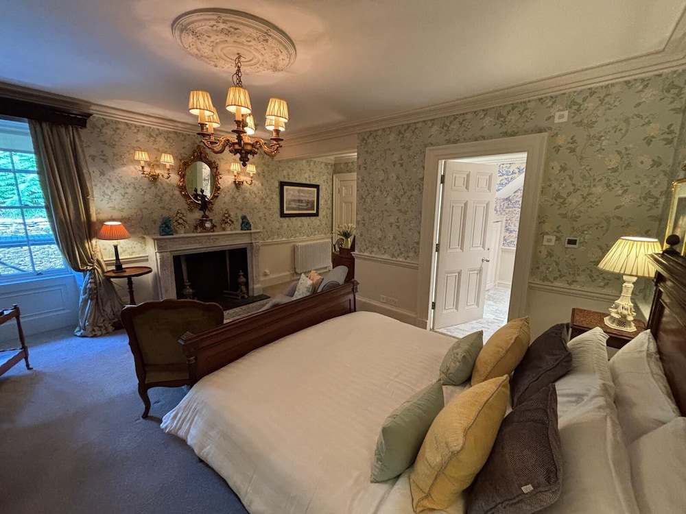 Luxury Suite, Ensuite photo 2