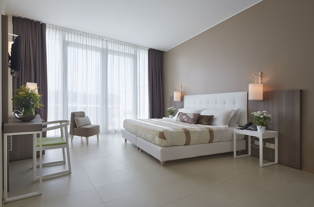 Junior Suite, 1 Bedroom - Photo 3