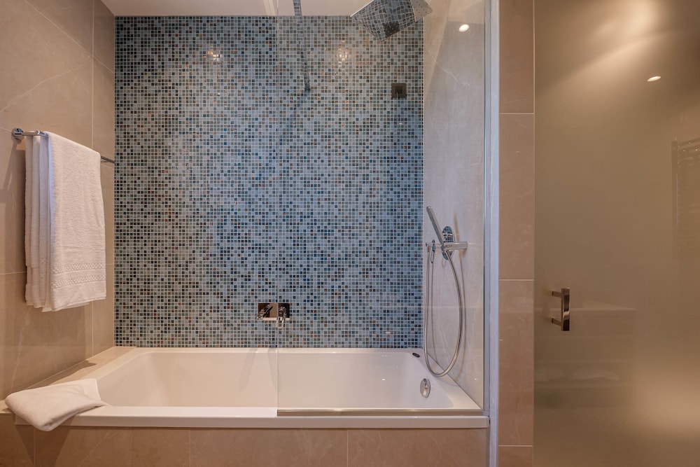 Deluxe Suite - Photo 12