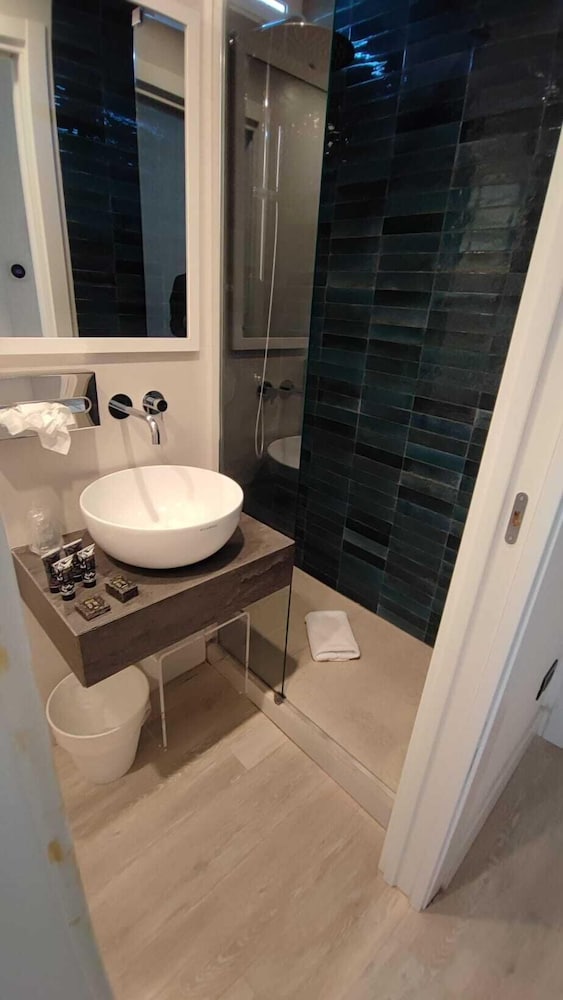 Basic Single Room, 1 Twin Bed, Balcony, Sea View photo 2