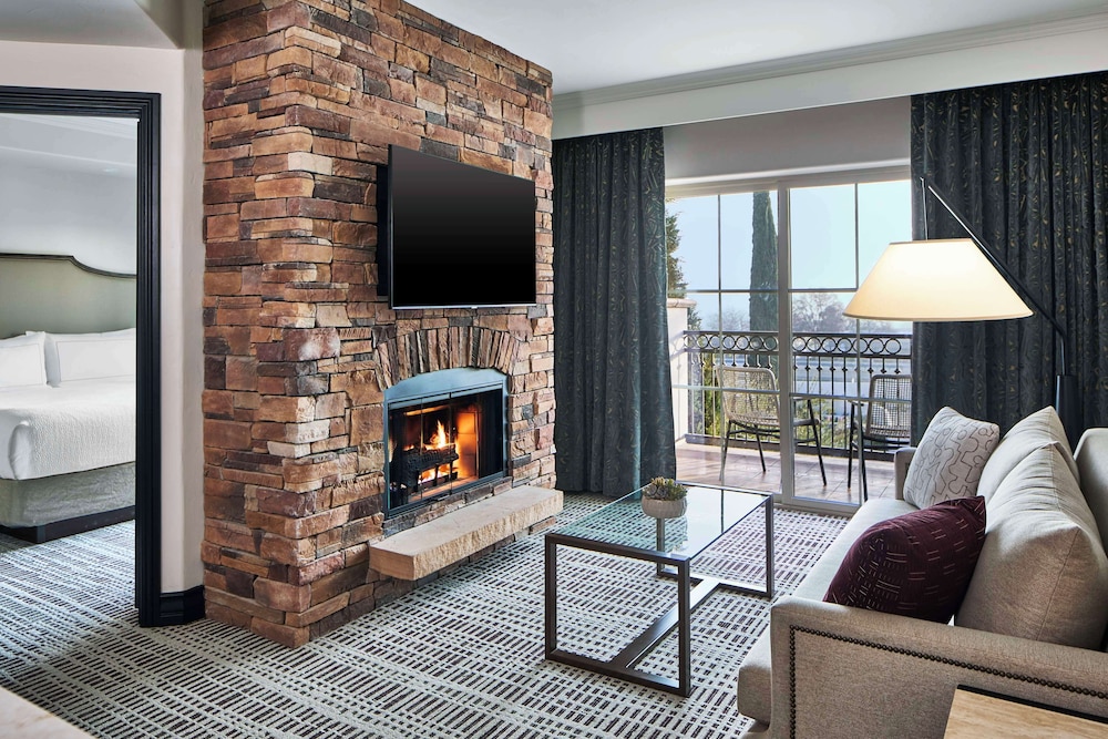 Suite, 1 Bedroom, Balcony (Kitchen) - Photo 4