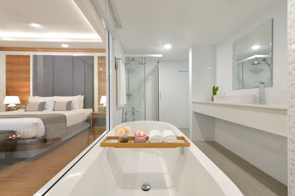 1 Bed Room Suite with Living area - Photo 8