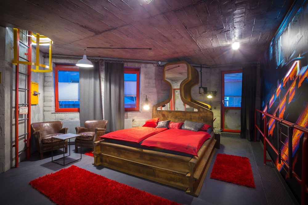 Industry- Romantic Room photo 1
