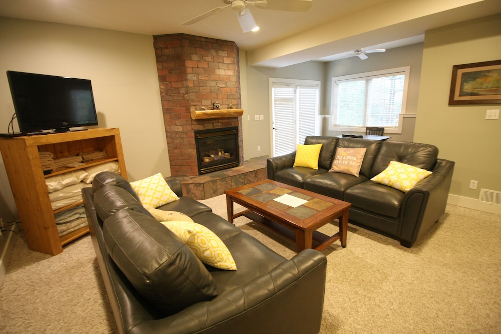 Deluxe Suite, 2 Bedrooms, Jetted Tub (Cedar Log Suite) - No Pets Allowed