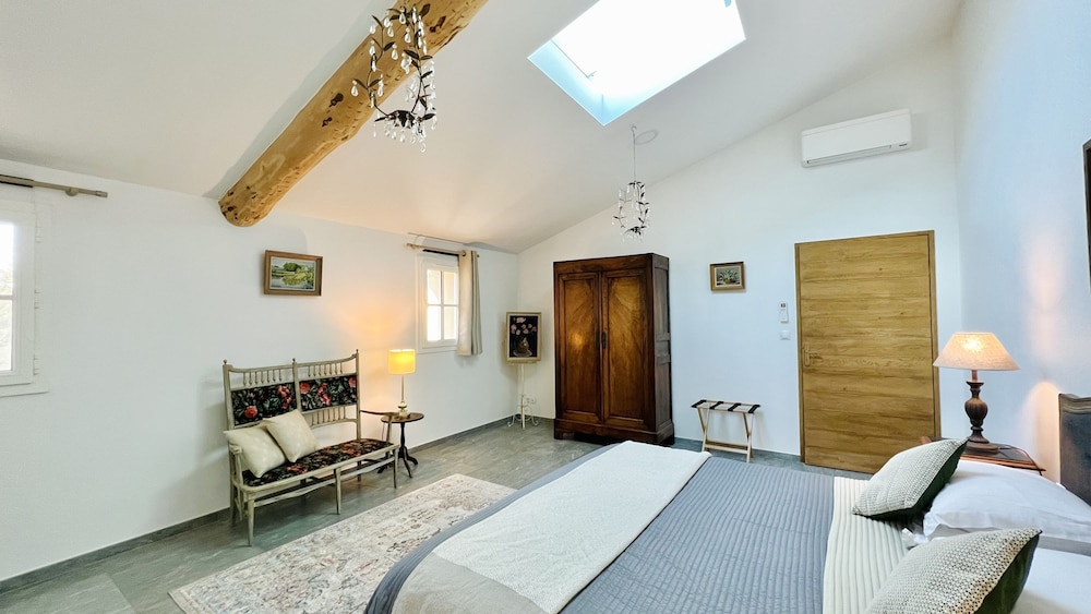Signature Room, 1 King Bed photo 1