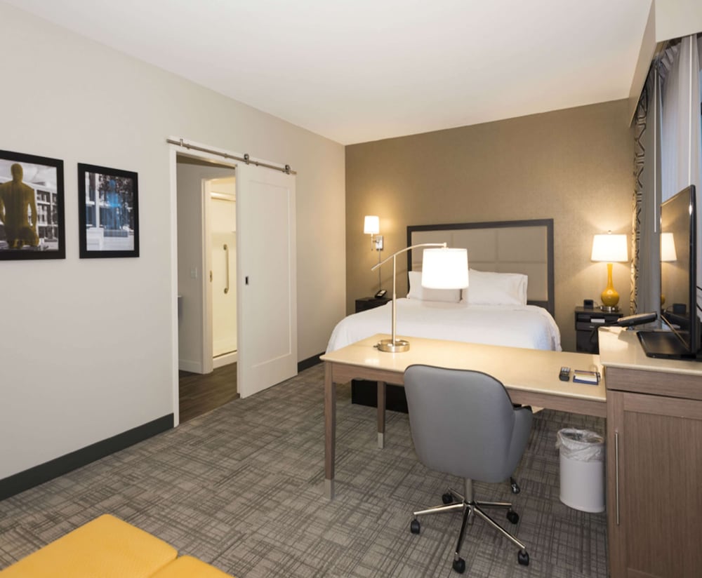 Studio, 1 King Bed, Accessible, Non Smoking (Roll-in Shower) photo 2