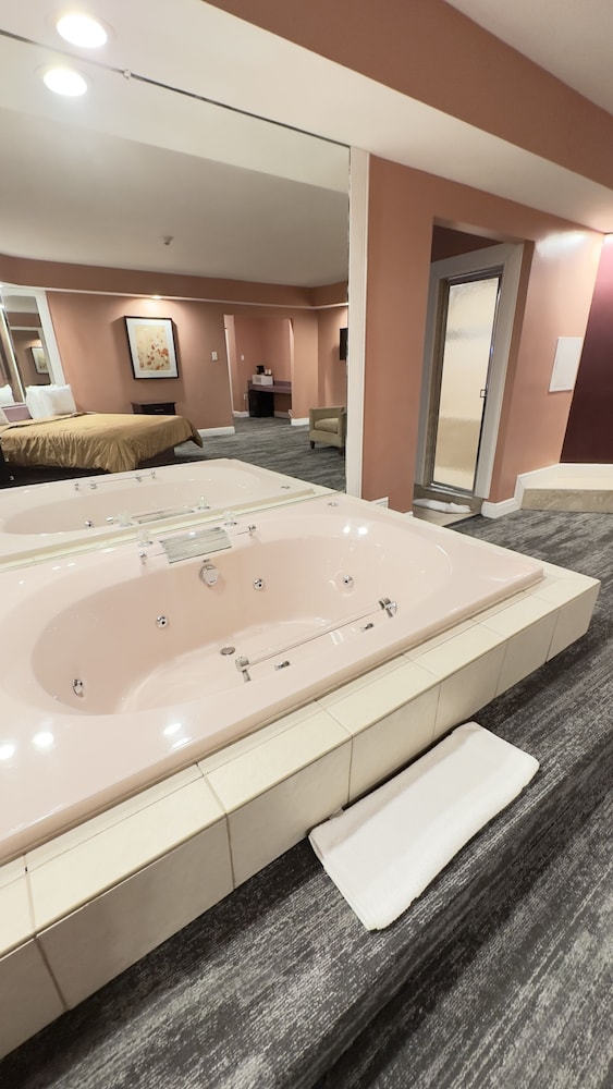 Honeymoon Suite with Hot Tub & Fireplace - Photo 1
