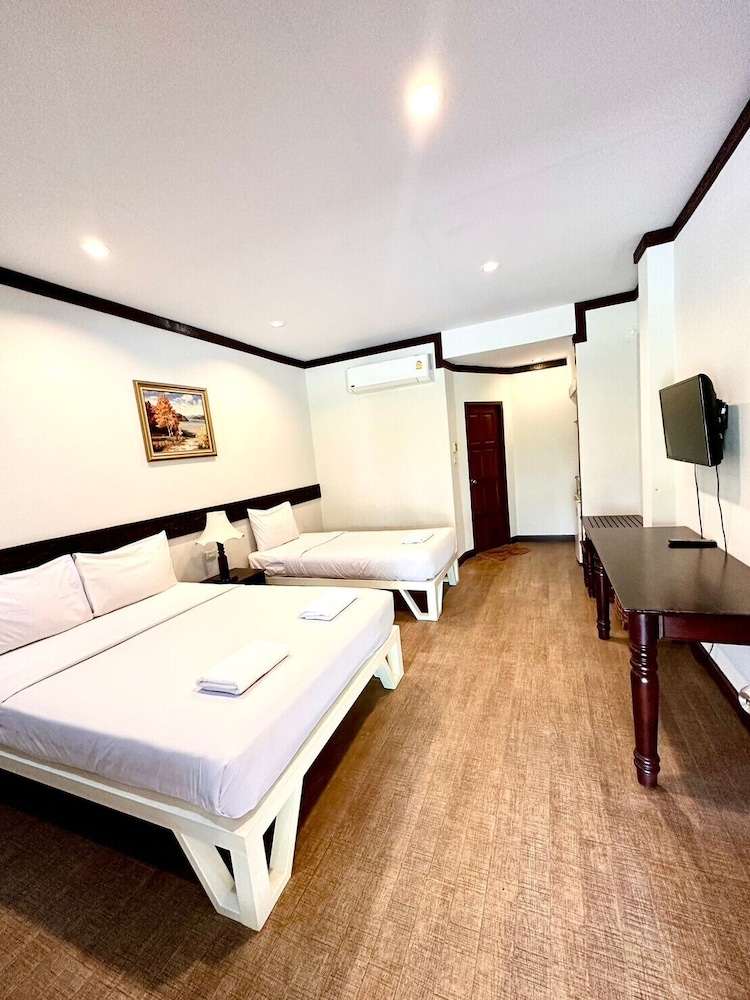 Basic Triple Room(Double Bed And Single) photo 1