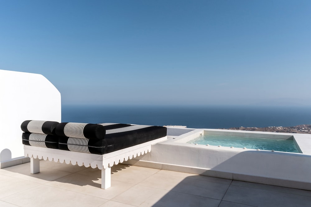 Deluxe Suite with Sea View and Hot Tub - Photo 4