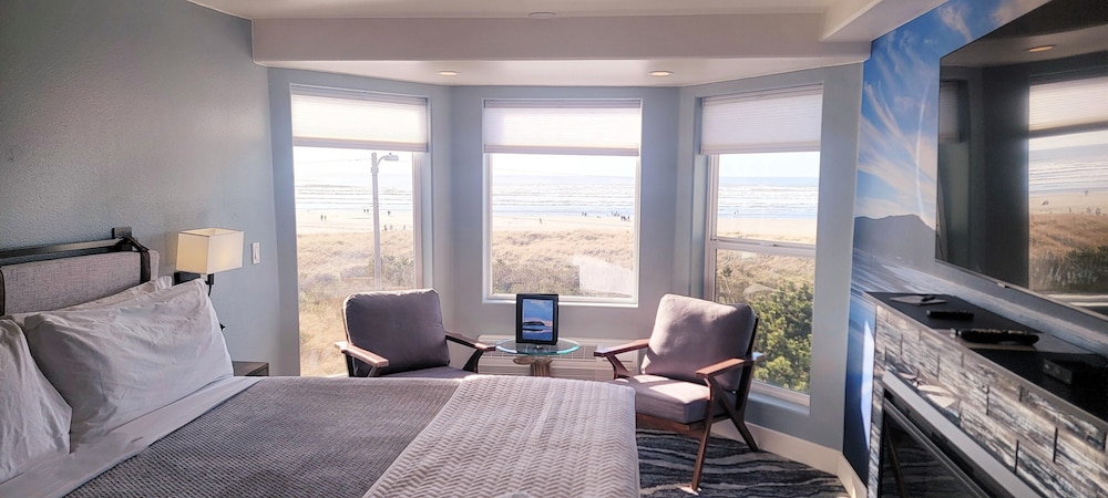 Oceanfront King Bed Jetted Tub - No Pets photo 3