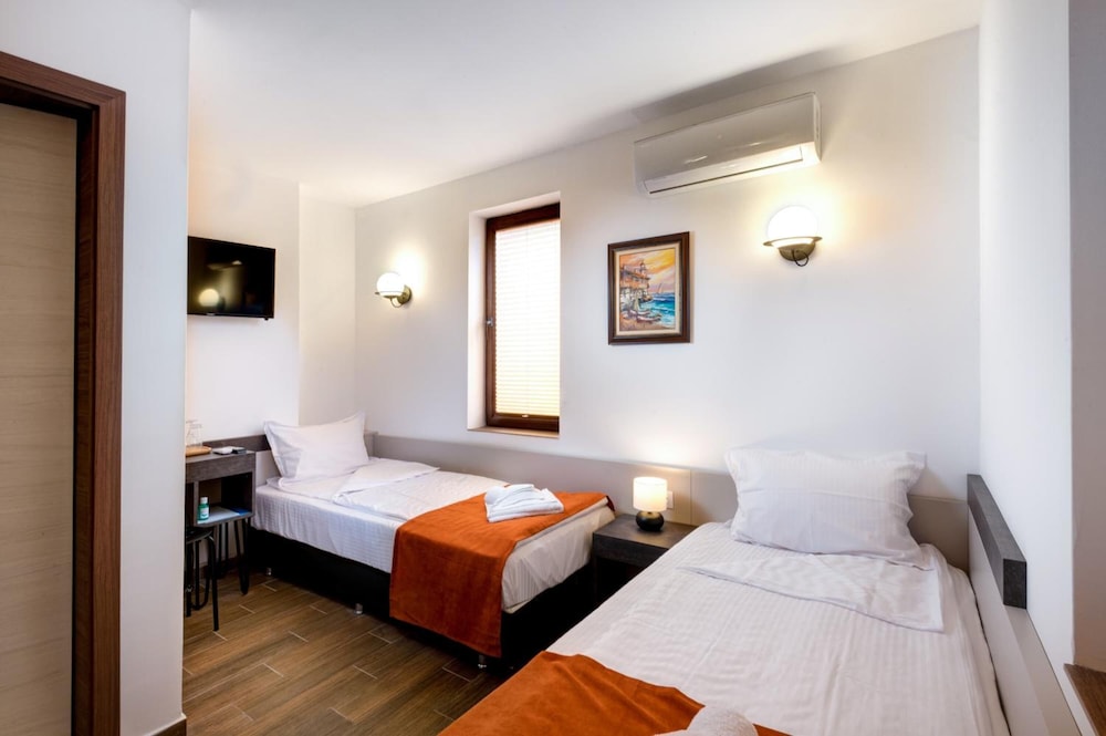 Economy Double Room photo 1