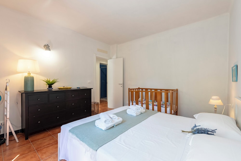 Family Apartment, Multiple Bedrooms (Yard Apartment Vernazza) photo 2