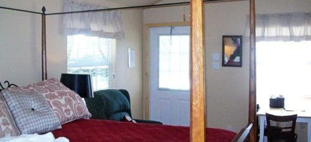 Exclusive Room, 1 Bedroom, Private Bathroom, Partial Lake View (The Greystroke) photo 2