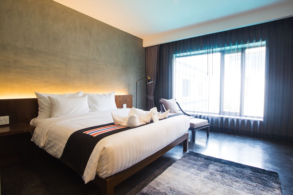 Deluxe King Room with Bath photo 3