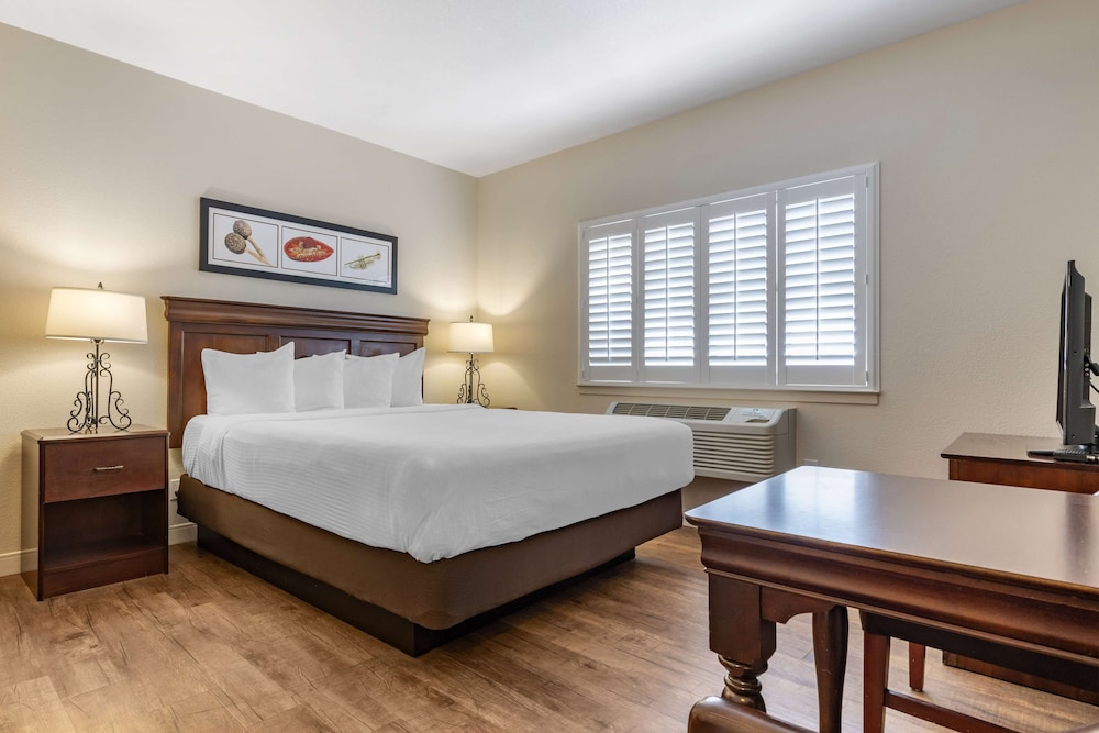 Suite, Multiple Beds, Non Smoking, Refrigerator & Microwave photo 3