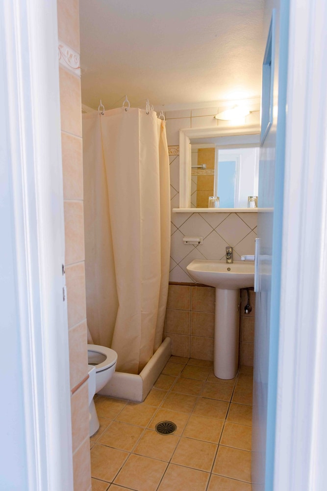 Standard Double Room - Photo 8