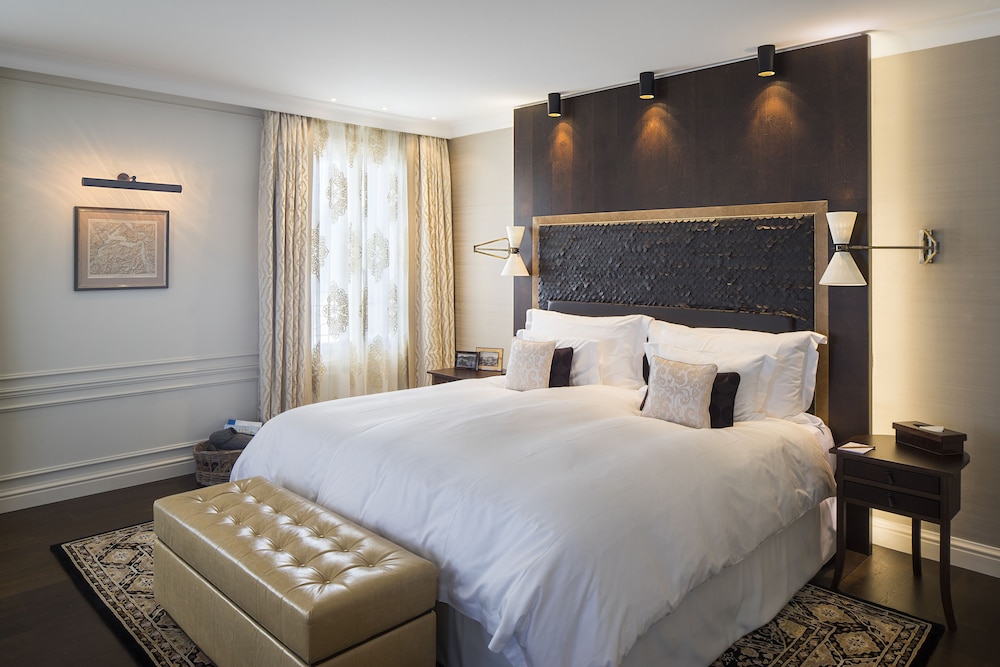 Luxury Suite, 1 King Bed, Balcony, Lake View photo 2