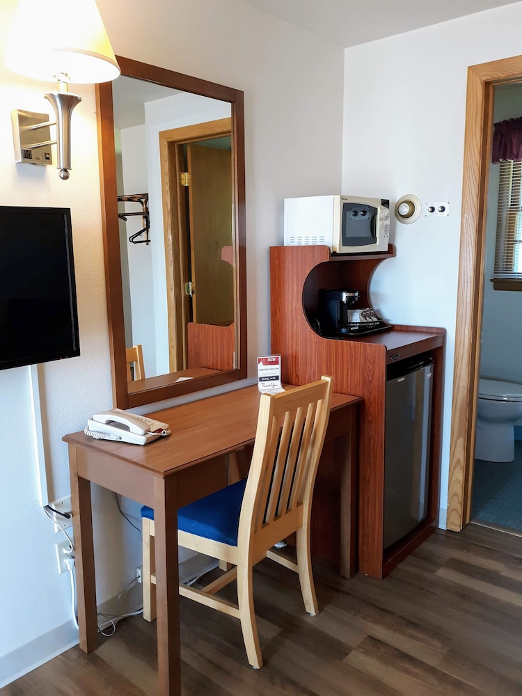 Standard Single Room, 1 King Bed, Non Smoking, Refrigerator & Microwave (Pet Friendly)