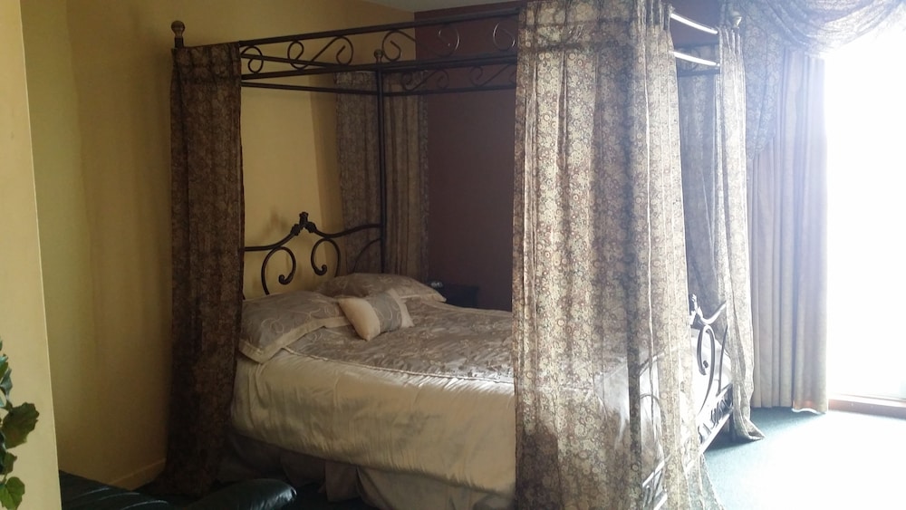 Luxury Suite, 1 Queen Bed, Jetted Tub photo 1