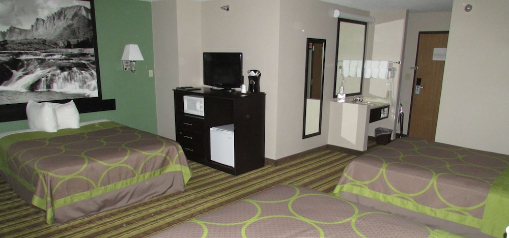 Standard Room, Multiple Beds, Non Smoking - Photo 5