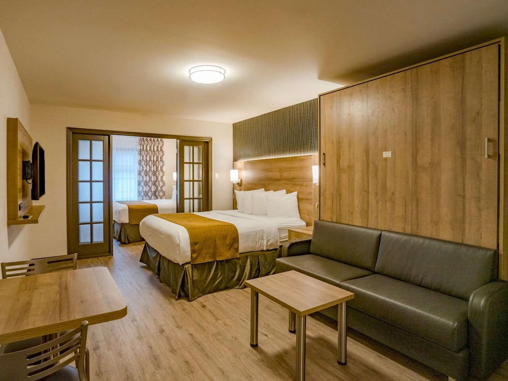 Suite, 2 Queen Beds, Non Smoking photo 3