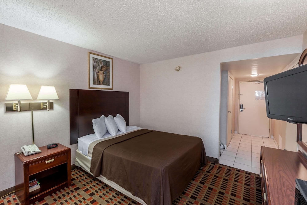 Room, 1 Queen Bed, Accessible, Non Smoking (Tub with Grab Bars) - Photo 4