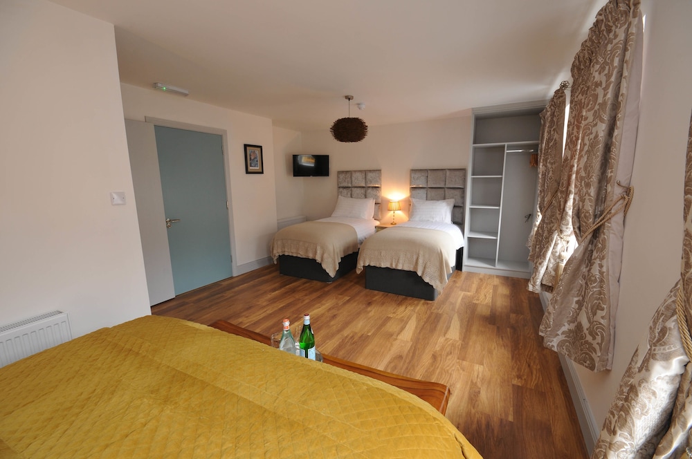 Superior Family Room - Photo 3