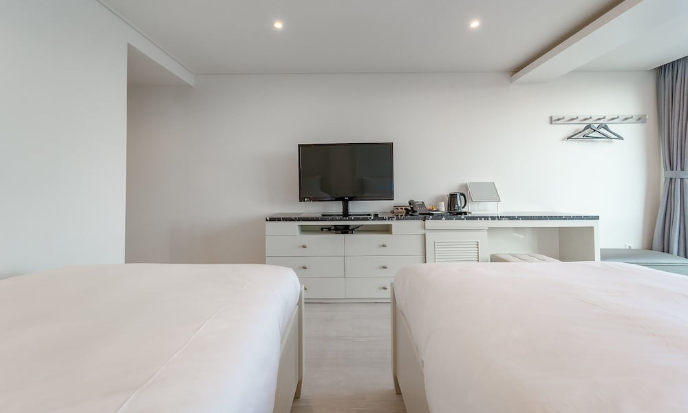 Standard Twin Room - Photo 2