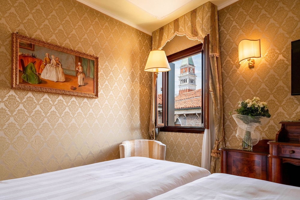 Junior Suite Deluxe Canal View photo 3
