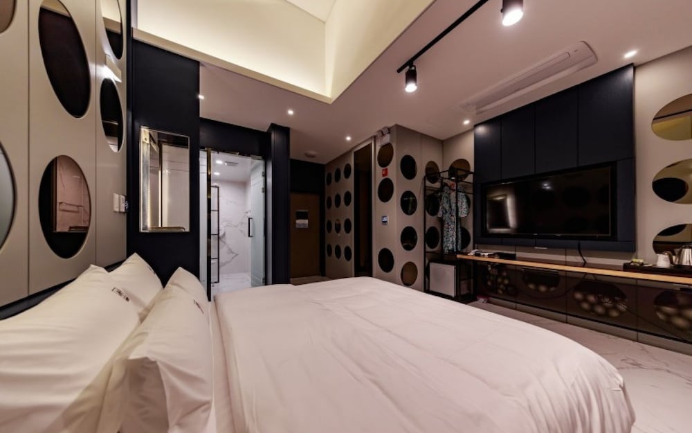 Room (PC 216) photo 3