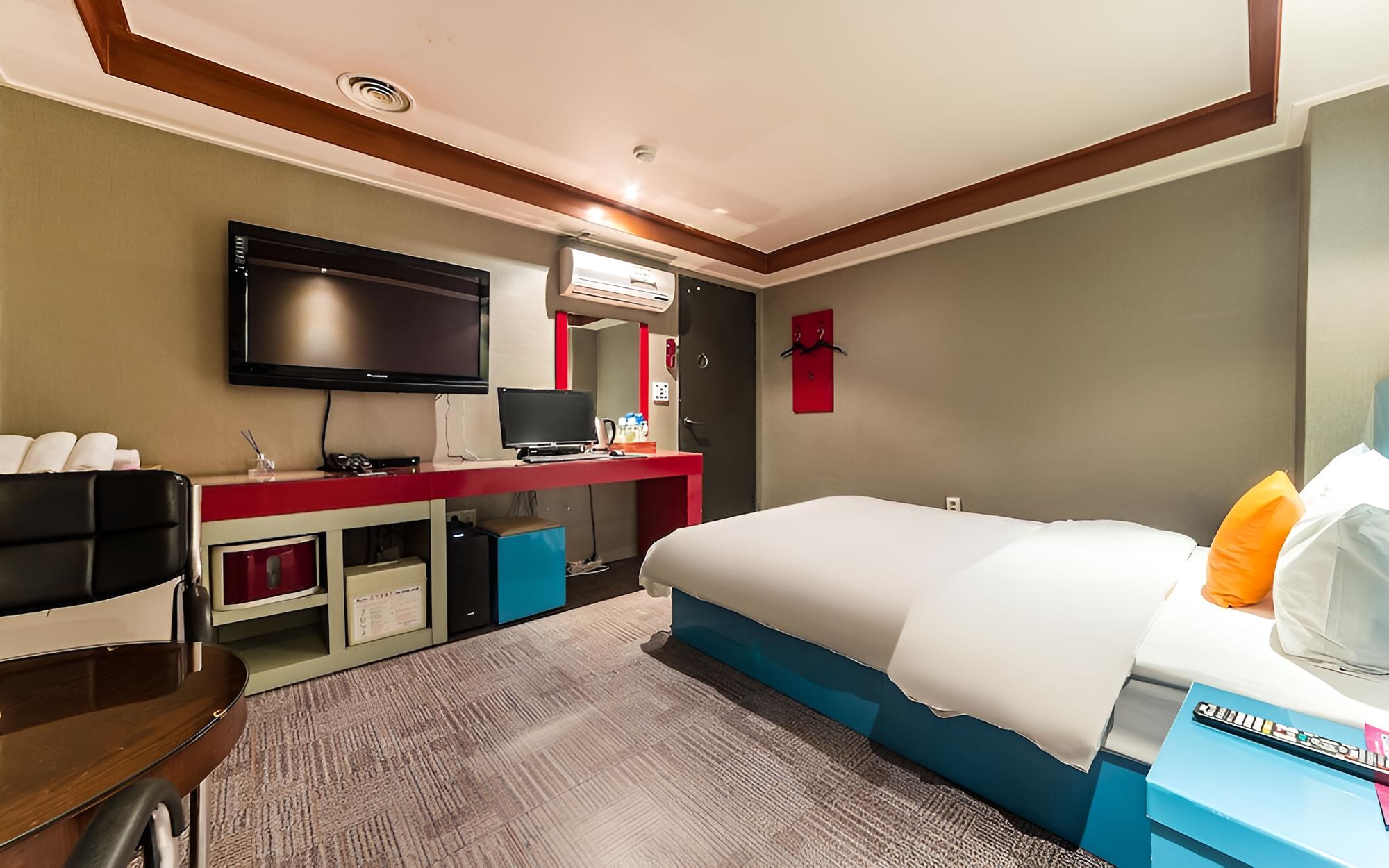 Room (Standard Room) - Photo 13