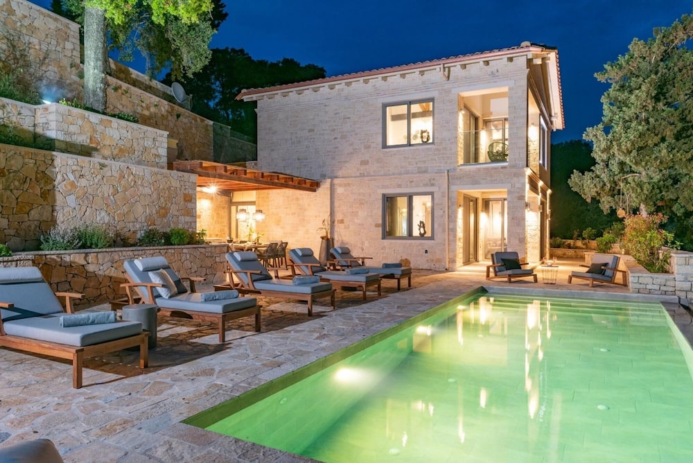Villa, Smoking photo 2