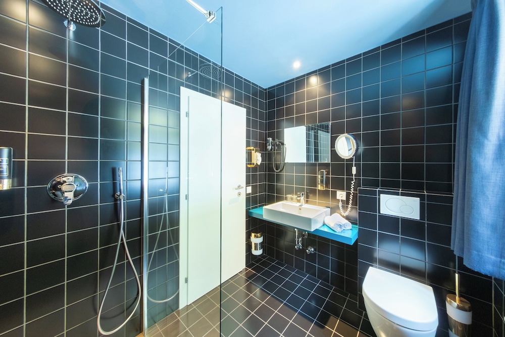 Quadruple Room, Private Bathroom - Photo 9
