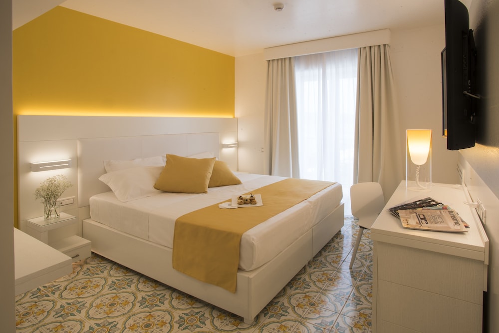 Superior Double Room, Partial Sea View - Photo 5