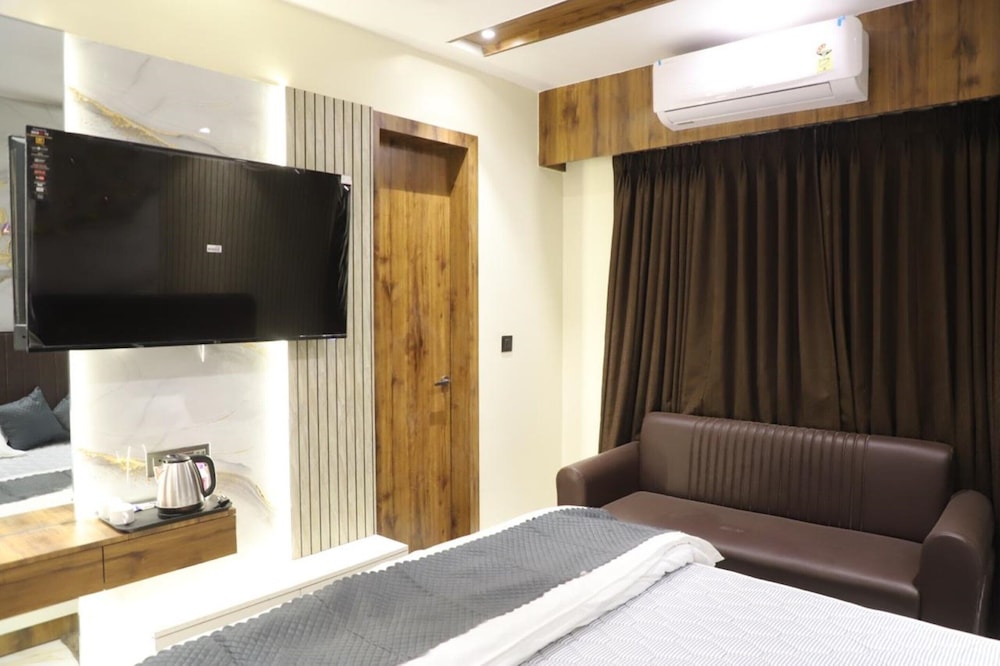 Royal Room, 1 King Bed, City View photo 3
