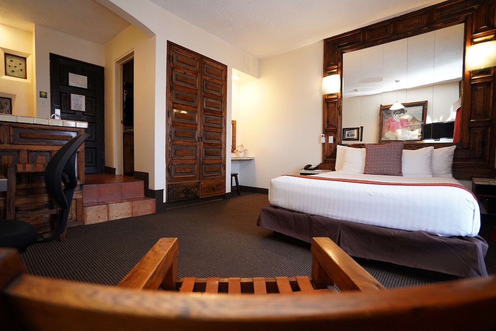 Junior Suite, 1 King Bed, Non Smoking, Refrigerator