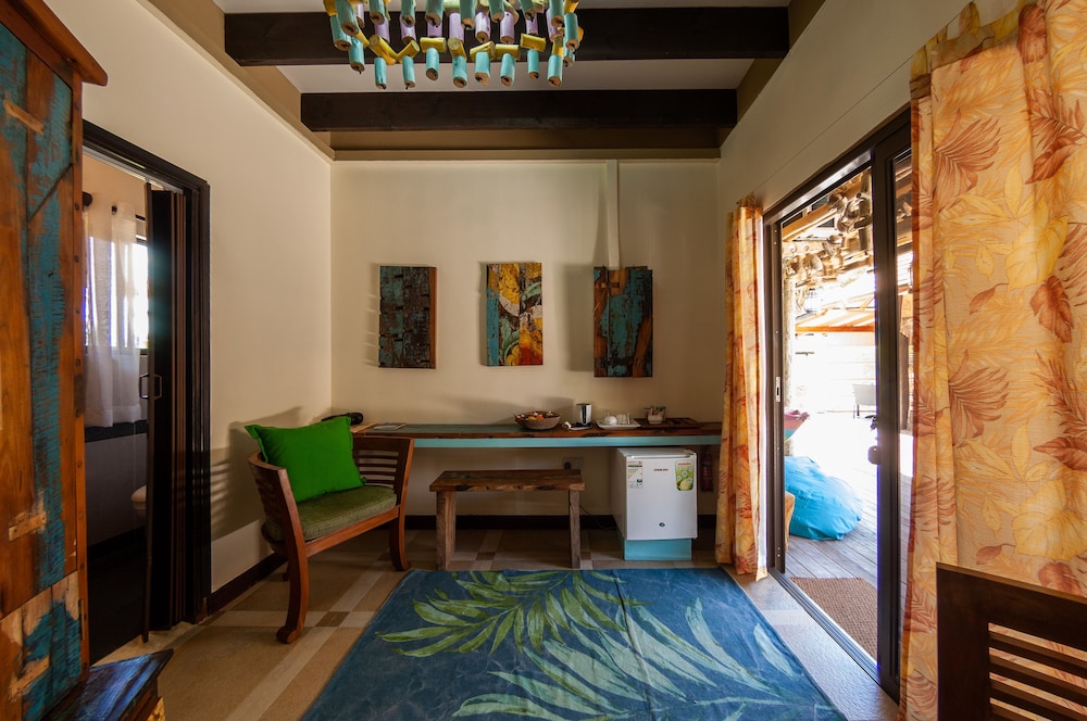 Standard Room, 2 Twin Beds, Pool View photo 3