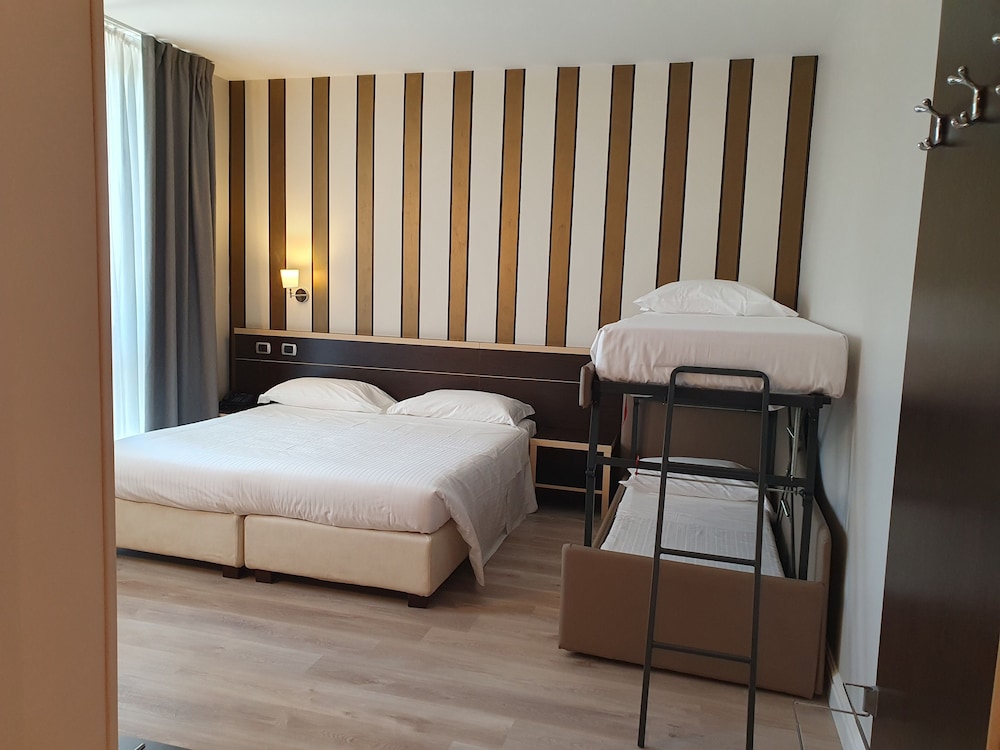 Deluxe Quadruple Room - Photo 6
