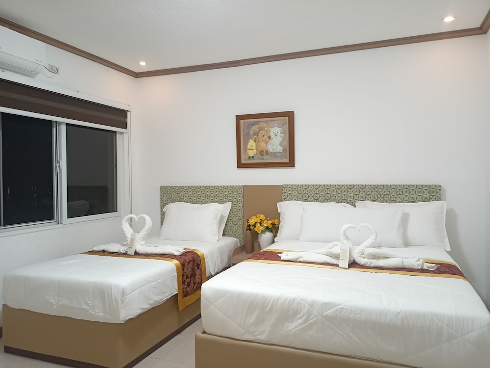 Premium Suite, Multiple Beds, Accessible Bathtub, Pool View