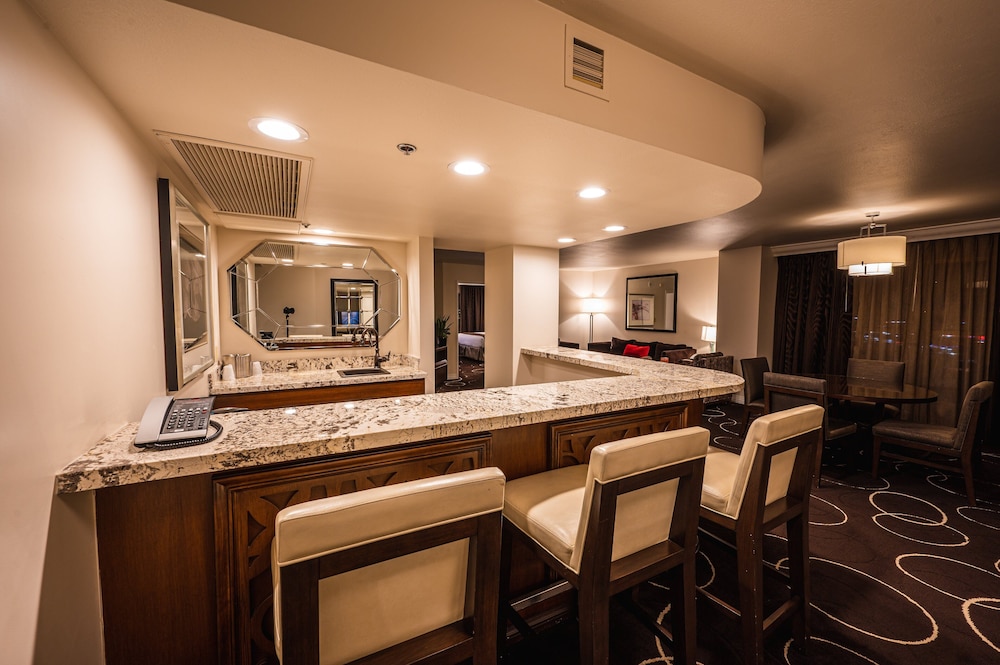 One-Bedroom King Suite, 1 King Bed, Jetted Tub photo 2