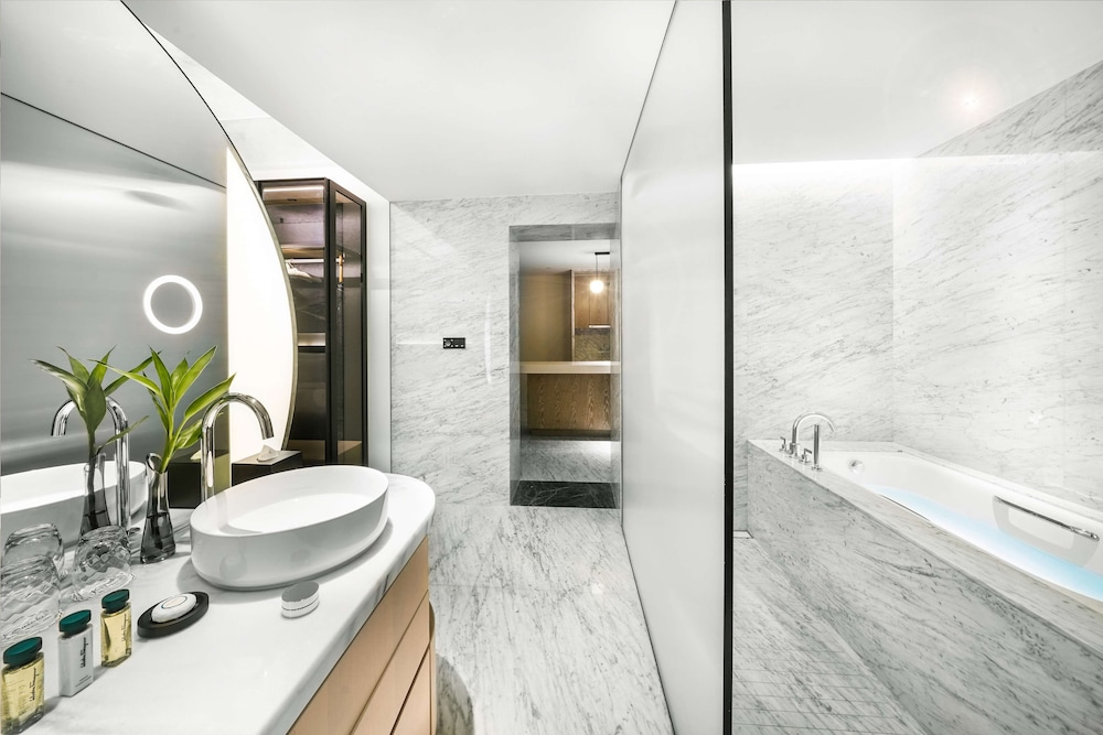 Executive Suite - Photo 4